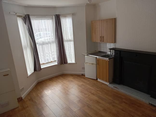 Large Double Room 5 mins walk to town &pound;450 – Now Main Photo