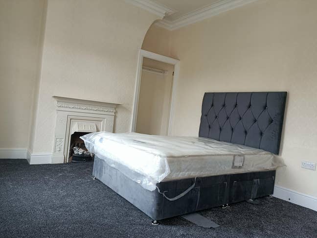 Spacious rooms clean, furnished & ready to move in Main Photo