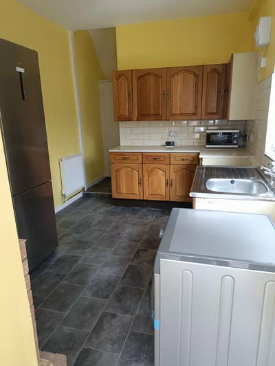 Spacious rooms clean, furnished & ready to move in Main Photo