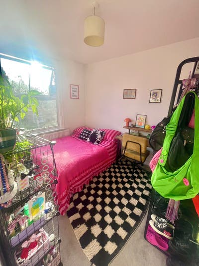 Double bedroom in shared female flat Main Photo