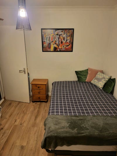 Spacious double room with handwash basin  Main Photo