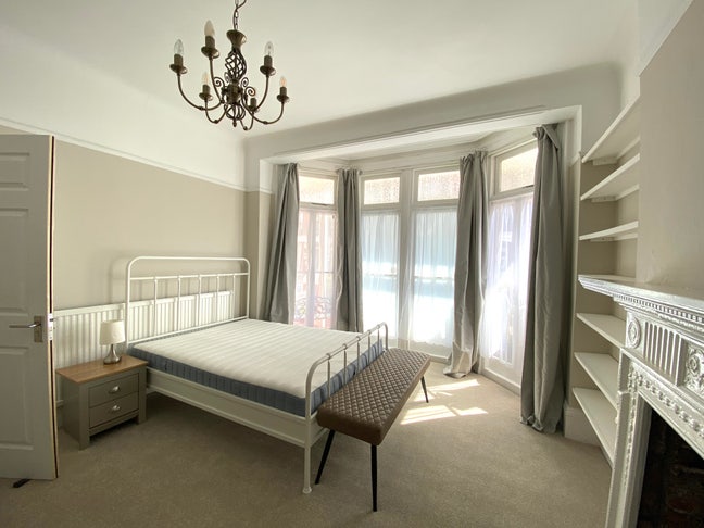 Huge Room in House Share Main Photo