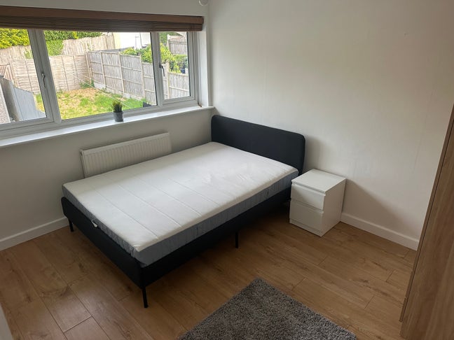 Modern Double Room - Parking - Bills Included Main Photo