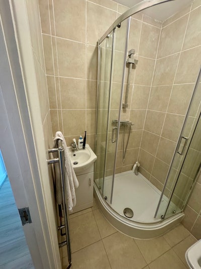 Double Room in a Newly Refurbished House Main Photo