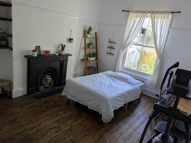 Double room in spacious flat, near beach. Main Photo