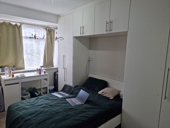 Double En-suite Room to let Main Photo