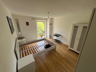 Large Double Room Main Photo