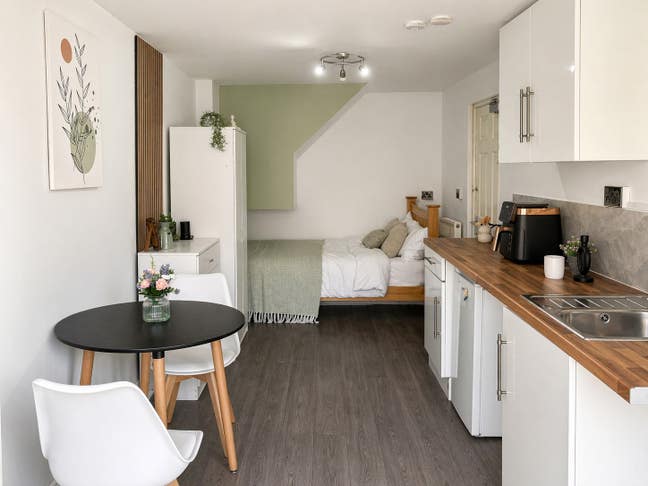 🌟 Studio-Style Room + Ensuite + Kitchenette Main Photo