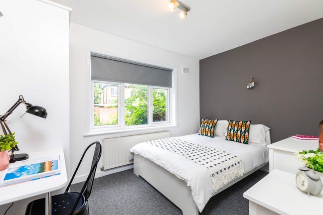 Spacious double room in Headingly house  Main Photo