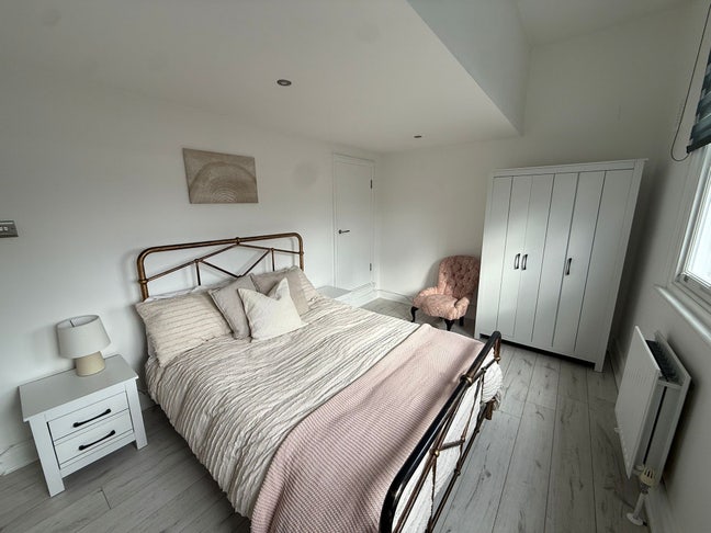 Double Room in Wanstead large flat (female only) Main Photo