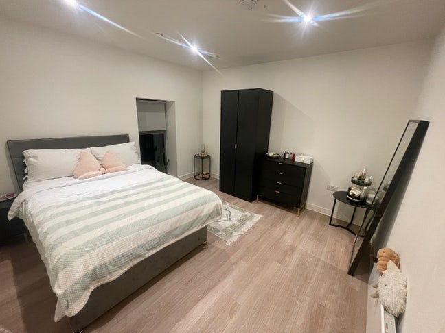 Looking for a flatmate to fill room  Main Photo