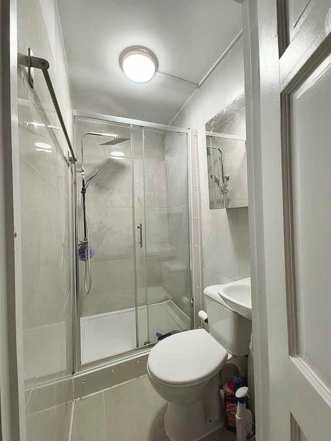 Garden outhouse /En suite Main Photo