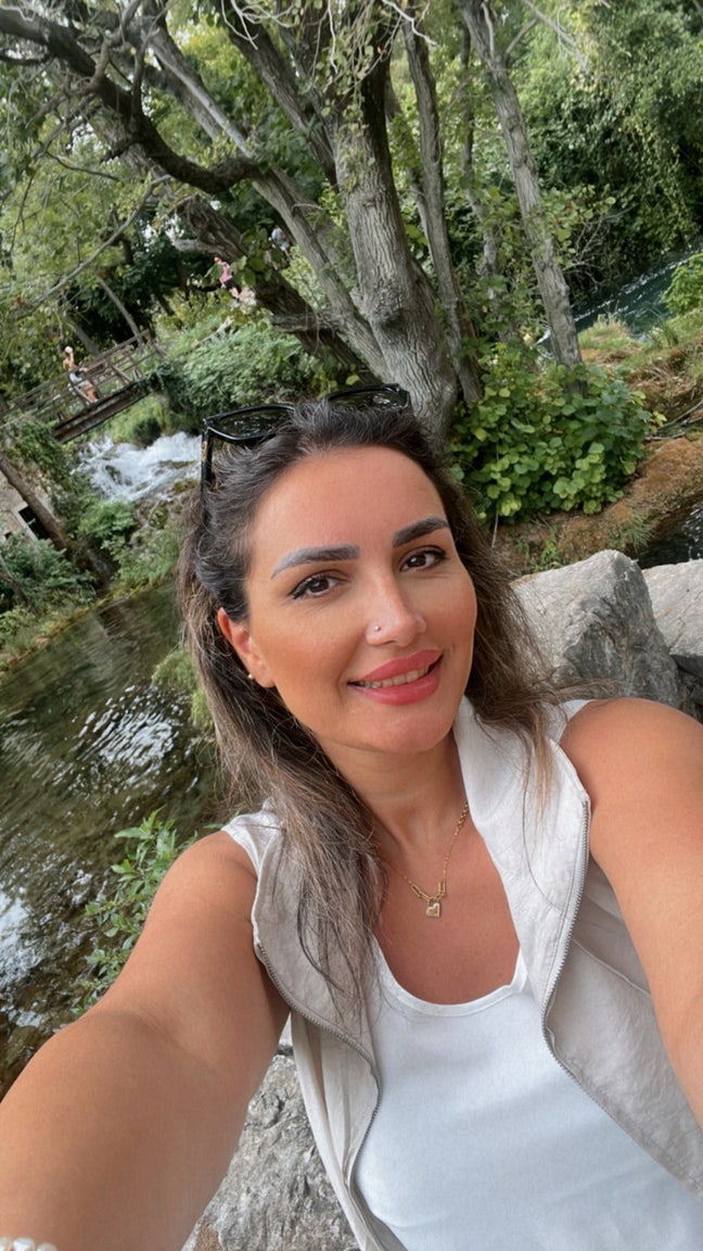 Professional Female seeks a single or double room Main Photo