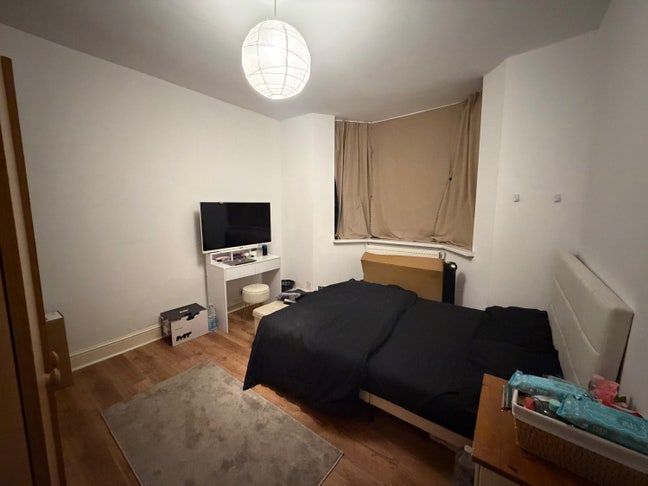 Double Room in E13  Main Photo