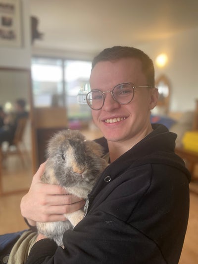 Looking for houseshare/buddy ups with students Main Photo