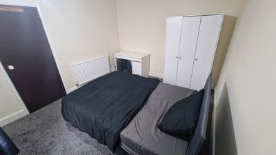 Double room available for professional person Main Photo