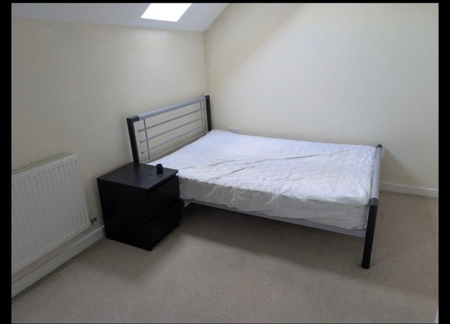 Large Double Bedroom Available with parking Main Photo