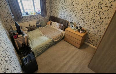 Female lodger Room in Detached House SW15 3QJ Main Photo