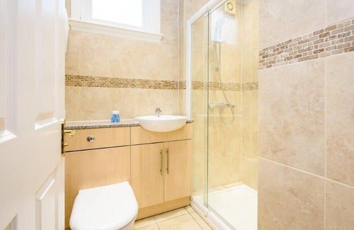 LARGE modern ensuite near cathedral fully furn Main Photo