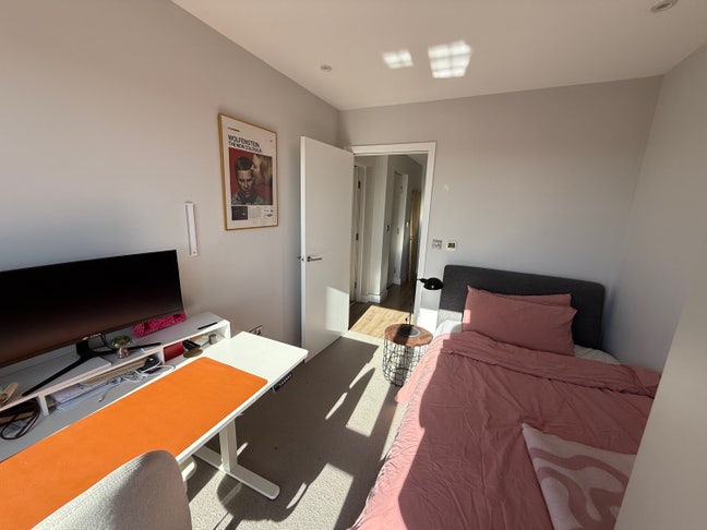 A double room in a 9th floor new build 2bed flat Main Photo