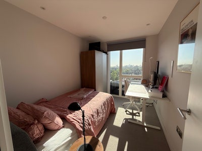 A double room in a 9th floor new build 2bed flat Main Photo