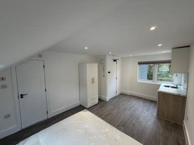  DSS - Studio Flat Available in Whyteleafe CR3 Main Photo