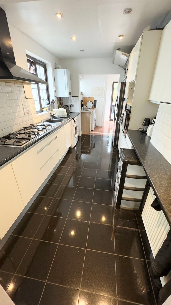 Super Cheap Single in Luxury Villa, Ready to Move  Main Photo