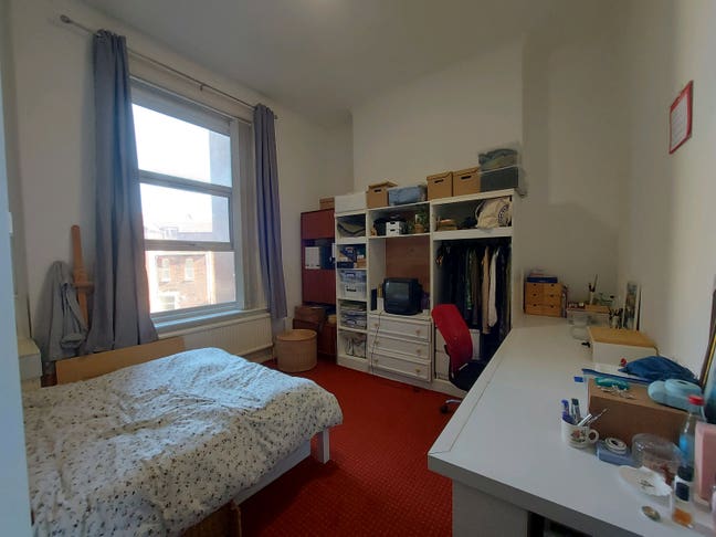 Spacious double bedroom on seafront Main Photo