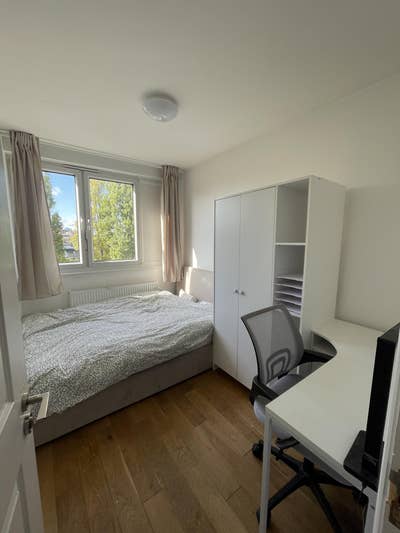 Double Bedroom 1 min from DLR Short Term Let Main Photo