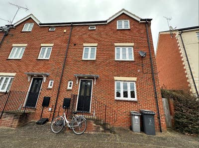 Furnished double bedroom with en suite available  Main Photo