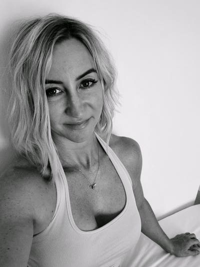 Professional female seeking double room near E&C Main Photo