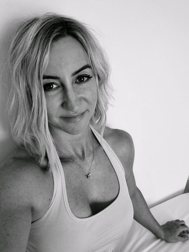 Professional female seeking double room near E&C Main Photo