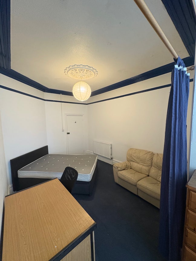 Large Double Room In friendly house Main Photo