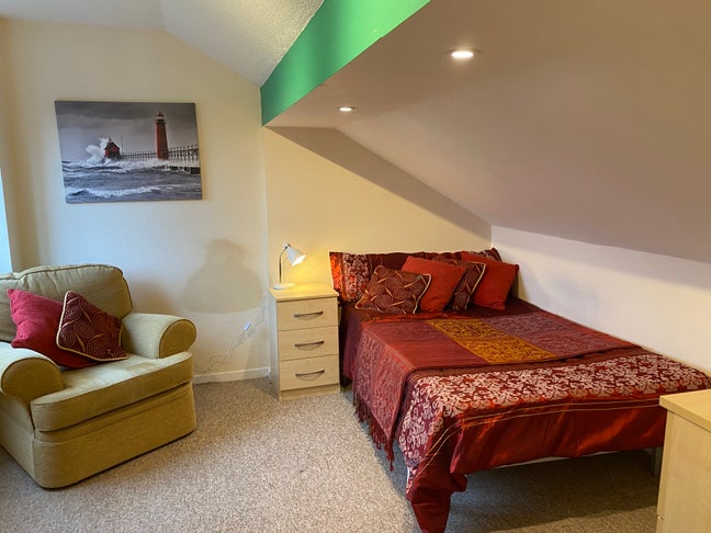 Large Room - Crown Wood Main Photo