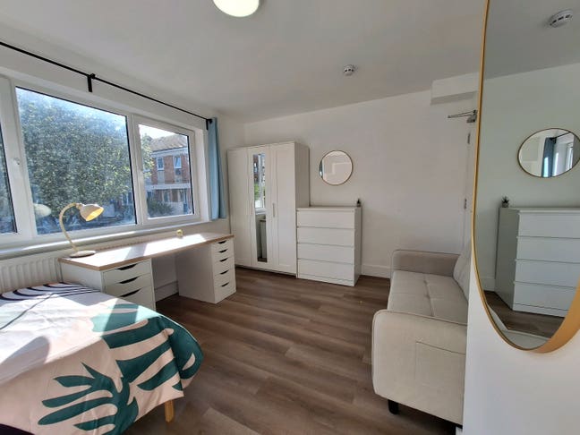 Brand New Ensuite-rooms - roman road Main Photo