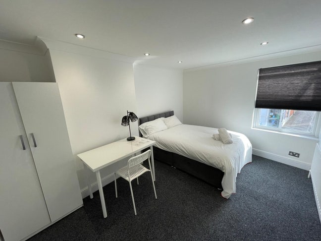 Double Ensuite Room Close to the High St  Main Photo