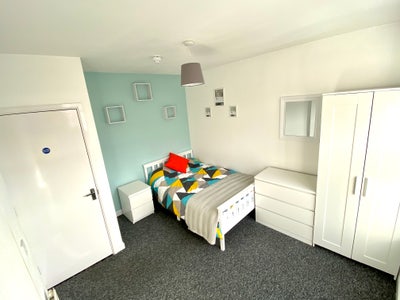 ⚪️Large Double with En-suite Shower! Zero Deposit! Main Photo