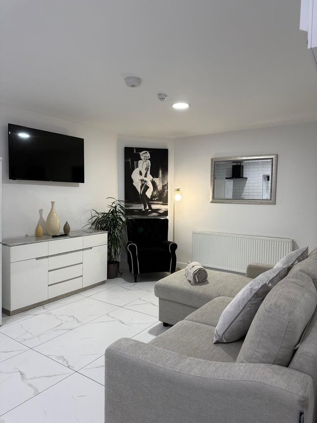 Stylish Hillsborough Apartment –One Room Available Main Photo