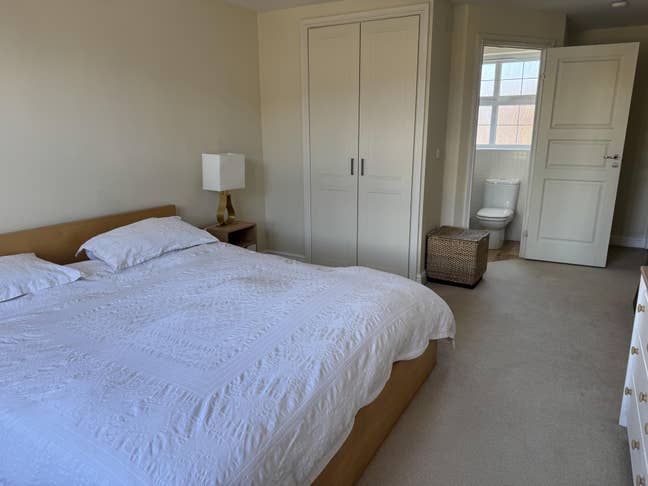 Large Double room with ensuite - easy parking Main Photo