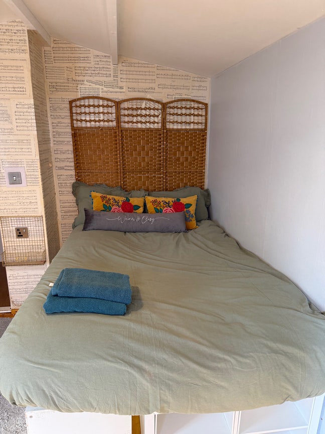  self contained cabin, quiet area, close to shops Main Photo