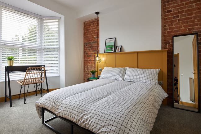 30BR | Designer outlet | Train St | Dbl | Ensuite  Main Photo