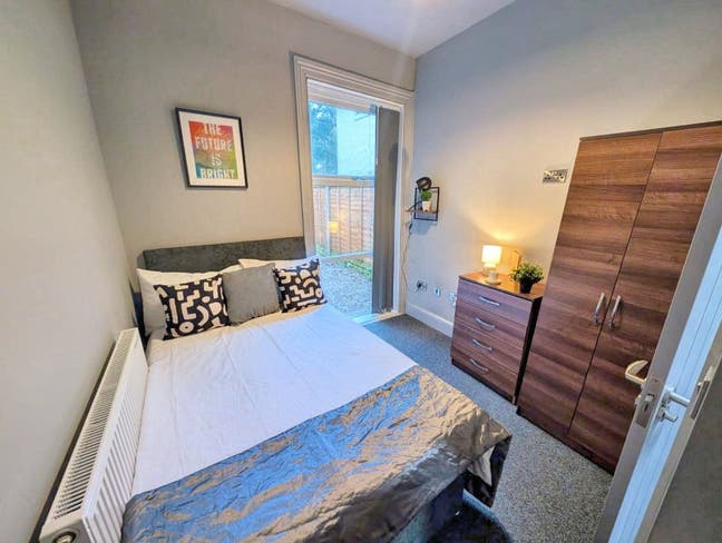 Lovely Modern En Suite Room - No Bills To Pay! Main Photo