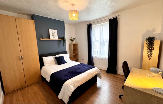 Large room in modern prof. house- All bills incl Main Photo