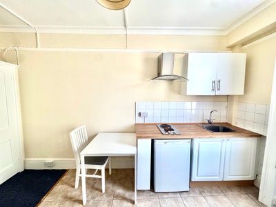 Bedsit in Sussex Gardens, Paddington, London, W2 Main Photo