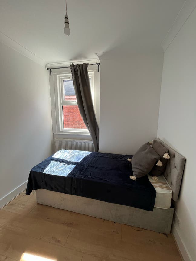 Nw - Single Room in a Huge Newly Refurbished House Main Photo