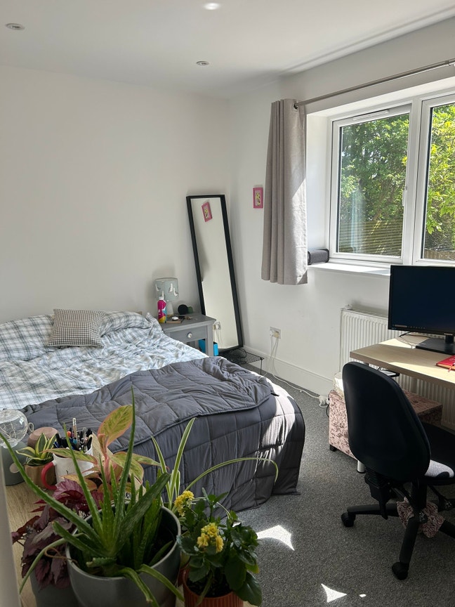 Spacious room in 4-Bed Bungalow - Streatham &pound;800 Main Photo