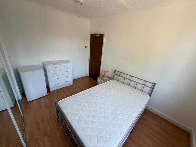Amazing double room in IG11 9TN Main Photo
