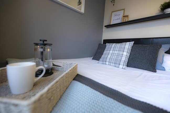 En-suite Room in a well maintained house share  Main Photo