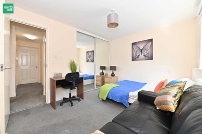 MB - Huge Double Room - Seconds to DLR Main Photo