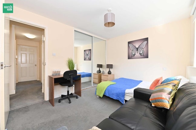 MB - Huge Double Room - Seconds to DLR Main Photo